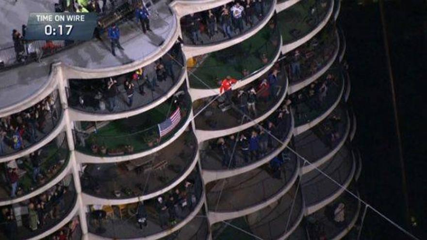 Un equilibrista estadounidense bate dos récords mundiales al caminar entre rascacielos de Chicago