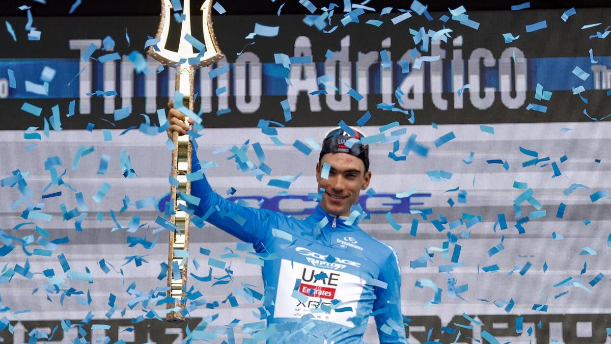 Juan Ayuso celebra su victoria en la Tirreno-Adriático