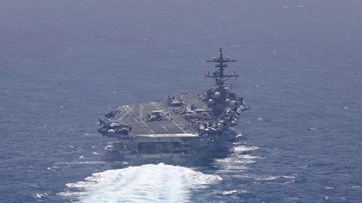 Imagen de archivo del portaaviones USS George H. W. Bush de la Armada de EEUU en aguas del mar Arábigo.