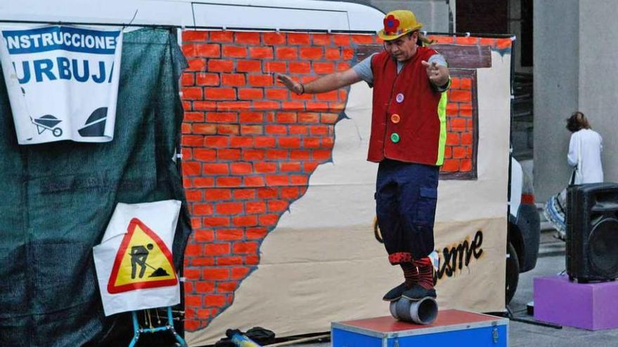 La magia del circo, plagada de buen humor, inunda la Plaza Mayor de Zamora en el Verano Cultural