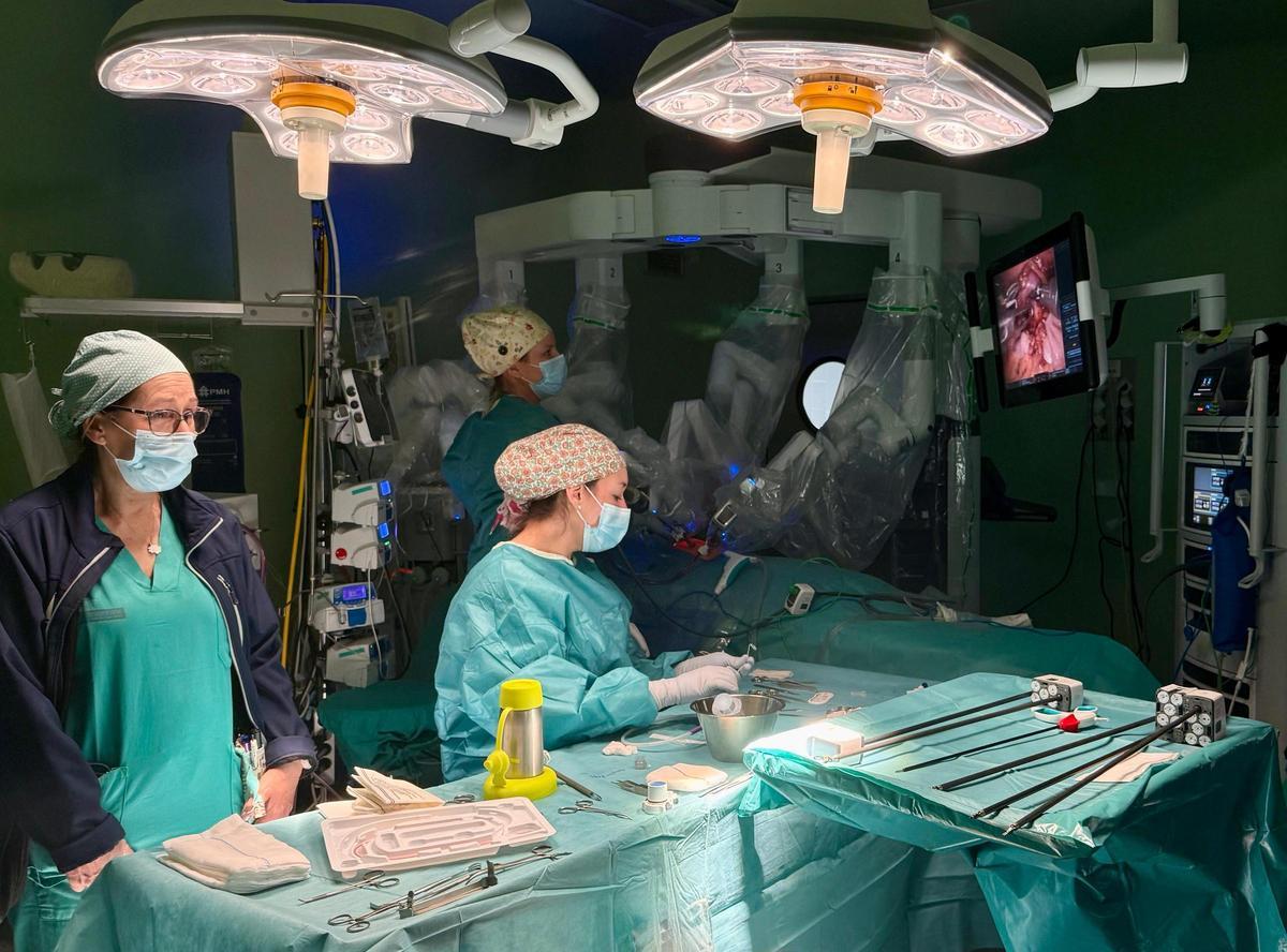 Intervención quirúrgica en el Doctor Balmis con el sistema Da Vinci.