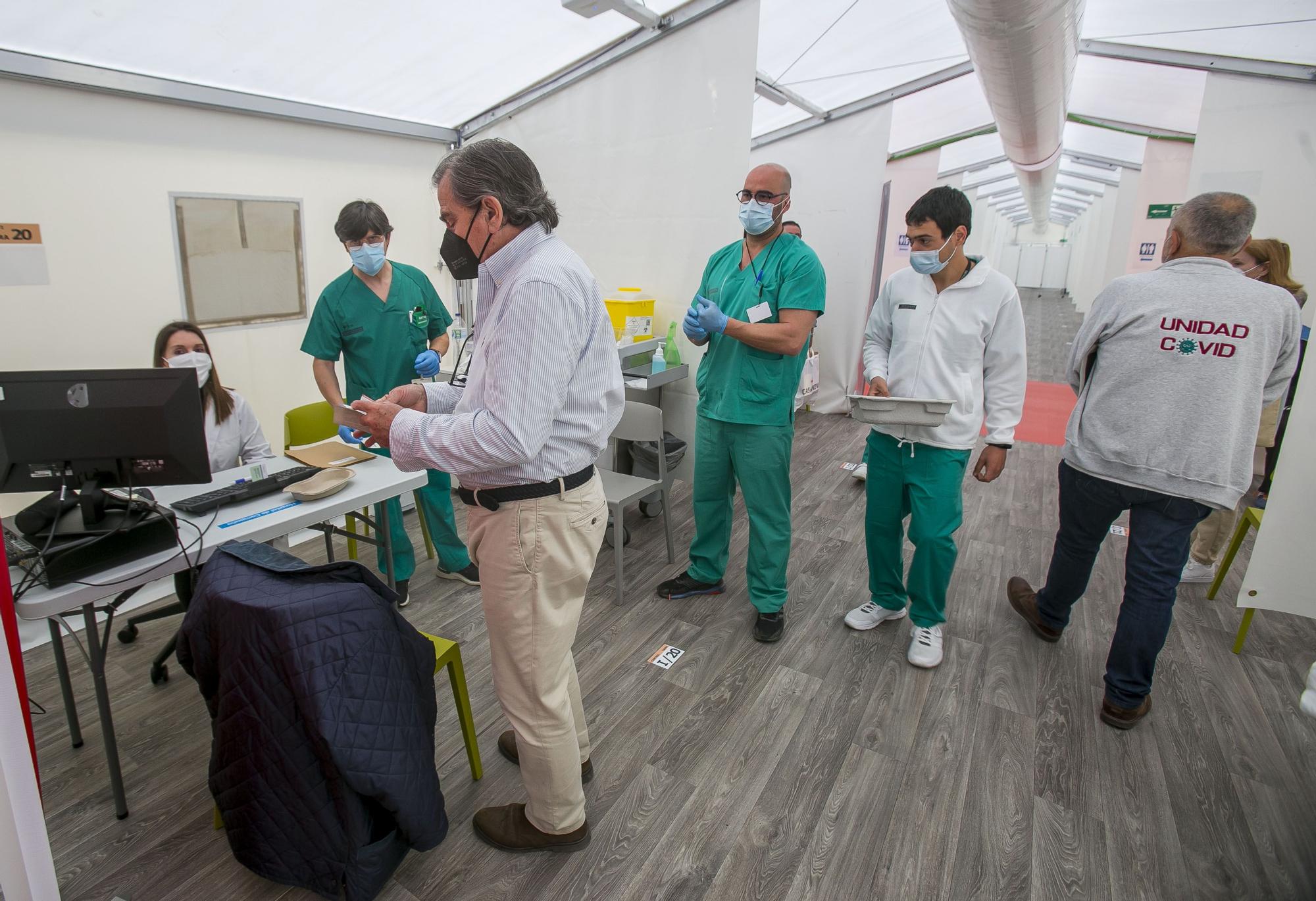 Comienza la vacunación masiva en el hospital de campaña de Alicante