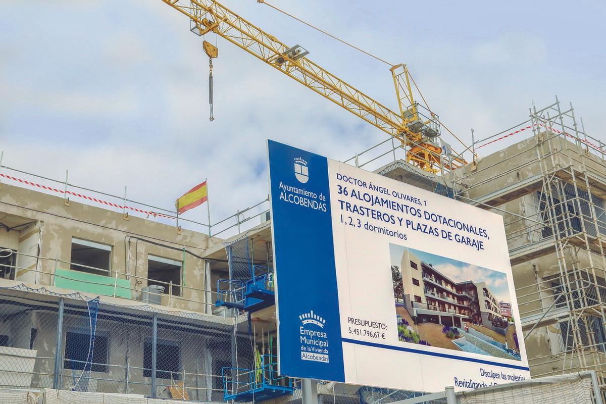 Archivo - Obras de construcción de viviendas municipales en la calle Doctor Ángel Olivares de Alcobendas