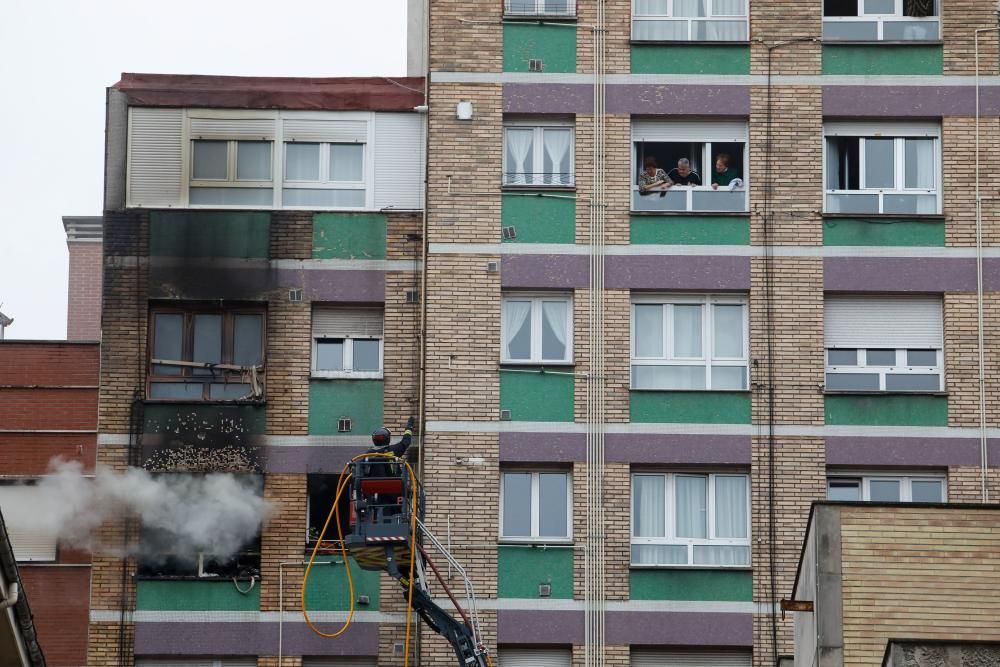 Un herido grave en un incendio en Gijón