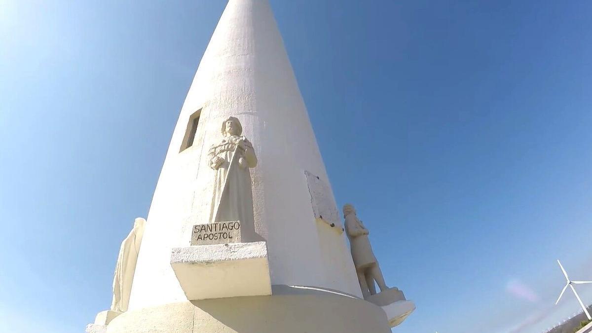 La torre que se balancea con el viento, en Ponteceso, a una hora de Santiago.