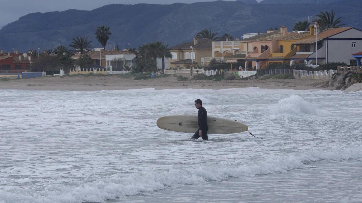 Un aficionado al surf en Cullera.