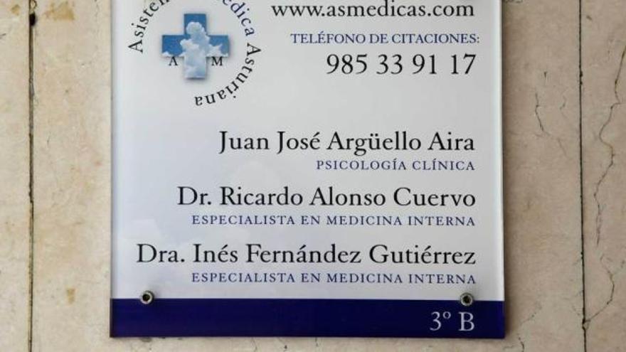 Placa de una de las dos consultas que compartían Inés Fernández (vocal del tribunal) y Ricardo Alonso Cuervo (opositor que obtuvo plaza).