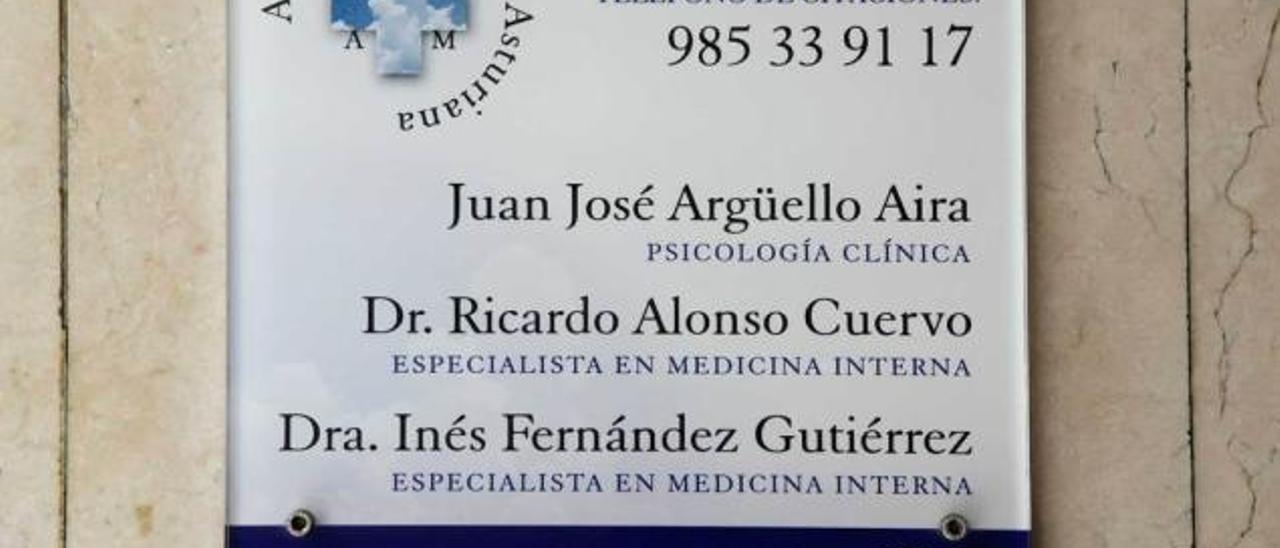 Placa de una de las dos consultas que compartían Inés Fernández (vocal del tribunal) y Ricardo Alonso Cuervo (opositor que obtuvo plaza).