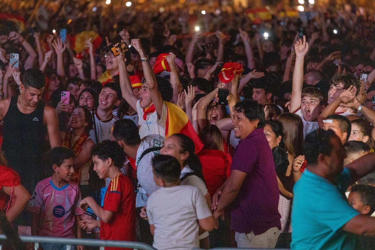 En imágenes | La plaza del Pilar de Zaragoza ya vibra con el España-Bélgica En imágenes | La plaza del Pilar de Zaragoza ya vibra con el España-Bélgica