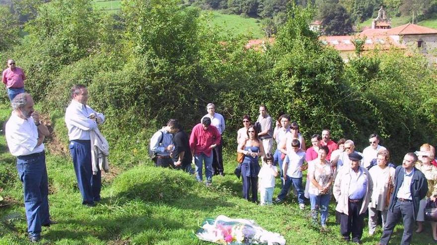 Asistentes a un acto de homenaje ante la fosa común de Valdediós.