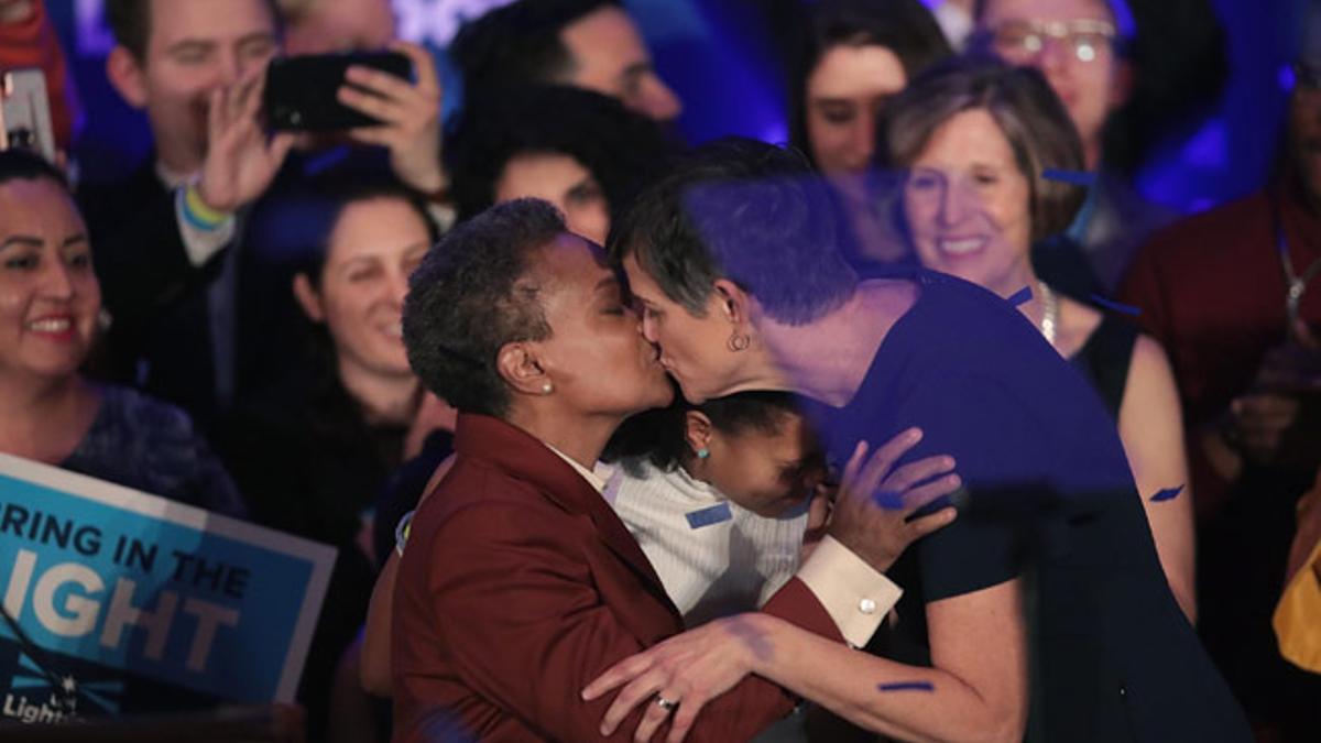 Lori Lightfoot besa a su mujer, Amy.