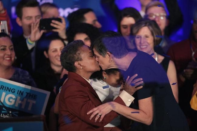 Lori Lightfoot besa a su mujer, Amy.