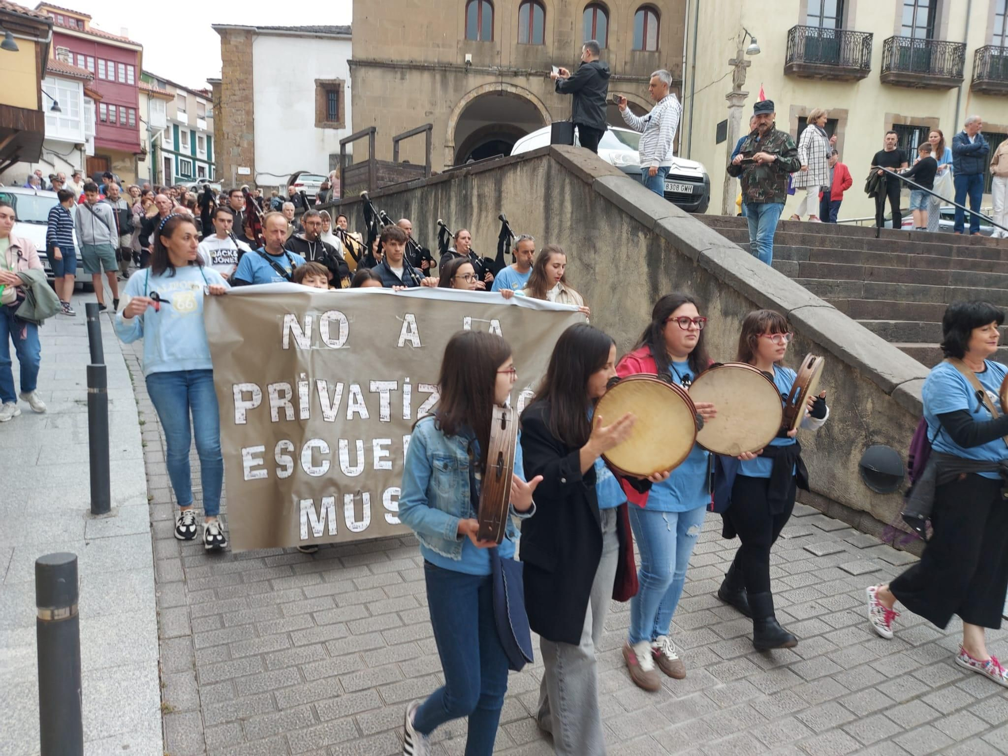 En imágenes: Así fue la manifestación contra el cierre de la Escuela de Música de Tineo