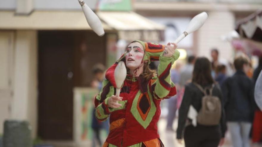 El Festival Medieval  de Elche se inaugura a pesar de la lluvia con la puesta en marcha de su mercadillo