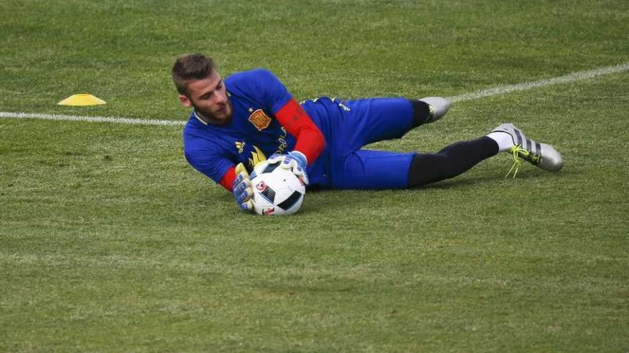 De Gea atrapa un balón en el entrenamiento de ayer de la selección española.