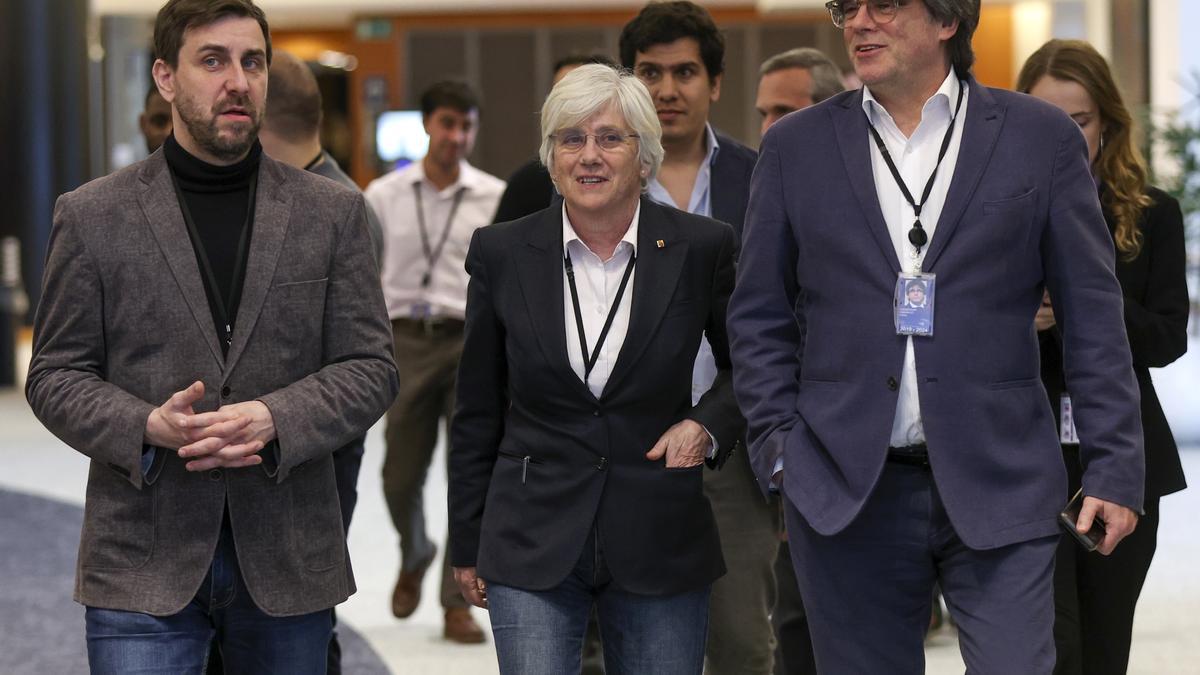 Clara Ponsatí en el Parlamento Europeo junto a Carles Puigdemont
