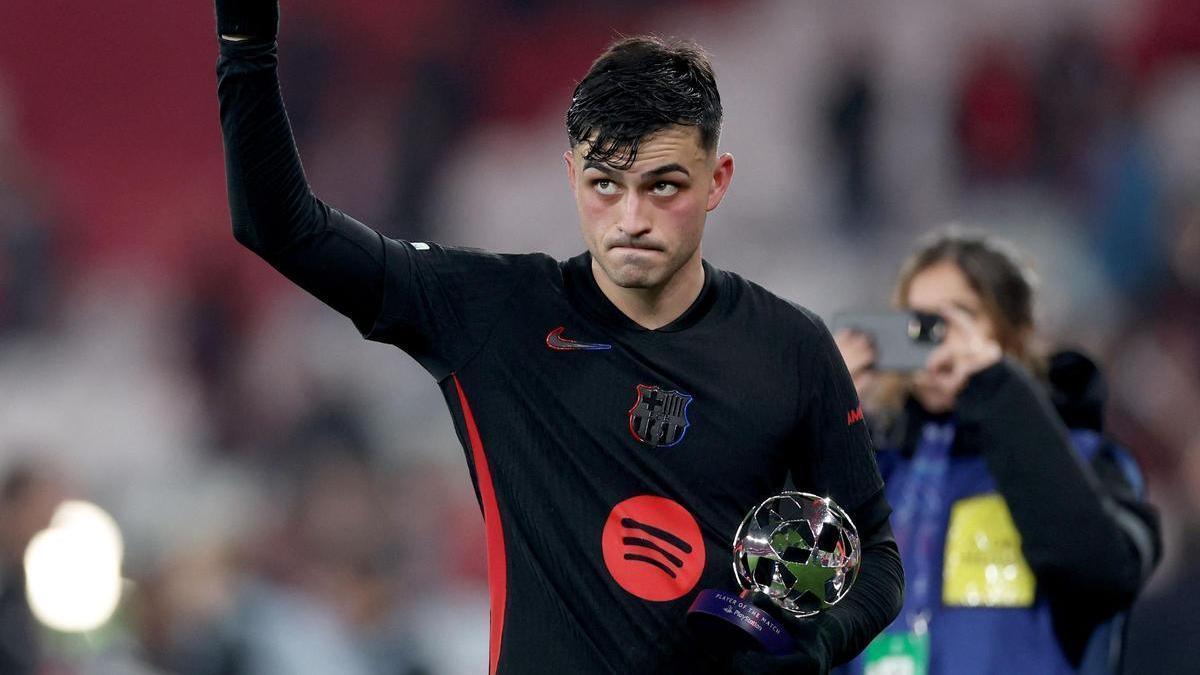 Pedri, tras recoger el trofeo al mejor jugador del partido en Lisboa.
