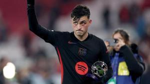 Pedri, tras recoger el trofeo al mejor jugador del partido en Lisboa.
