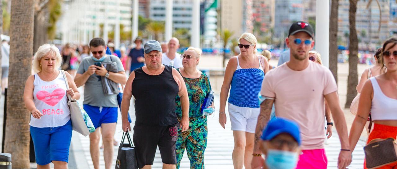 Los turistas británicos tienen cada vez más presencia en las calles de Benidorm.