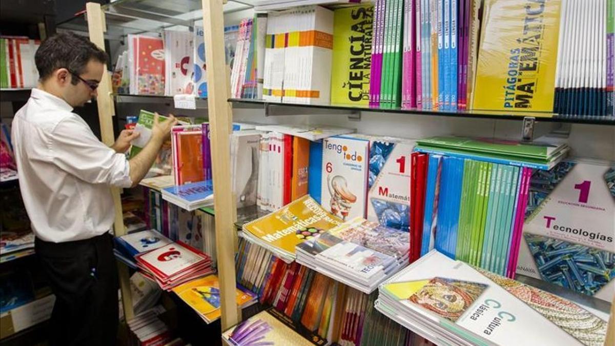Librería con libros de texto y material educativo