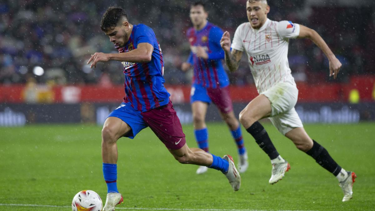 Abde se escapa de Ocampos durante el Sevilla-Barça de la Liga 2021/22