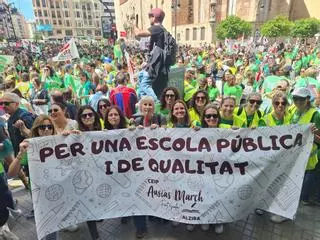 Docentes y familas de la Ribera exigen mejoras para los centros educativos en la manifestación de València