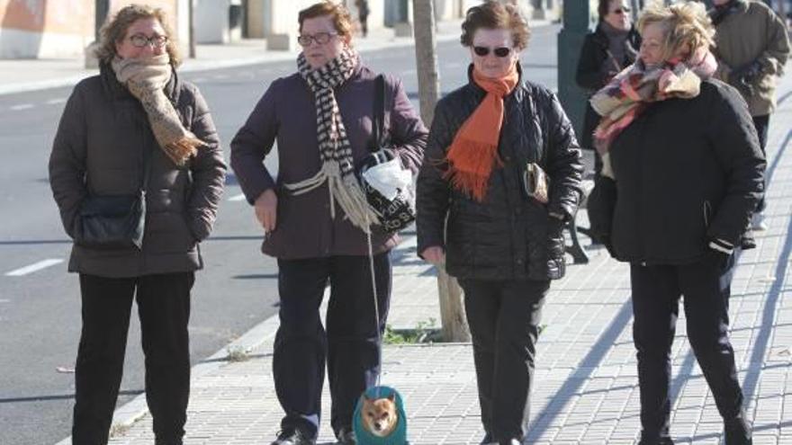 Un grupo de mujeres bien abrigadas andando ayer por la avenida de Elche, en la ciudad de Alcoy.