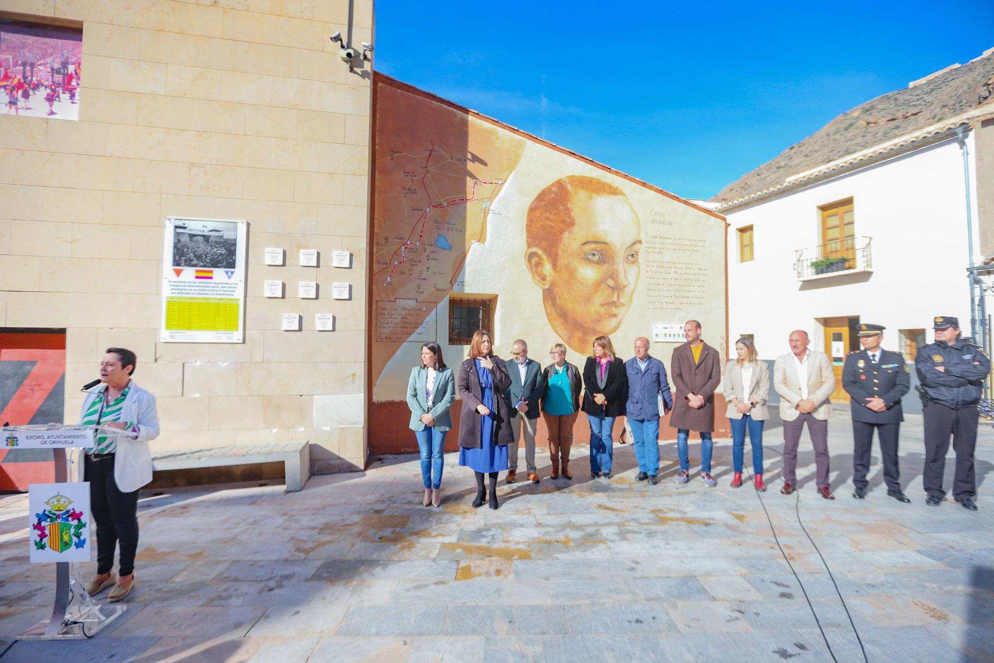 Homenaje a los oriolanos víctimas en los campos de concentración nazis colocando sus "Taullels de la Memòria" en el Rincon Hernandiano