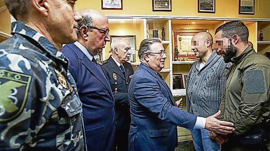 El ministro del Interior, Juan Ignacio Zoido, saluda a los dos agentes heridos.