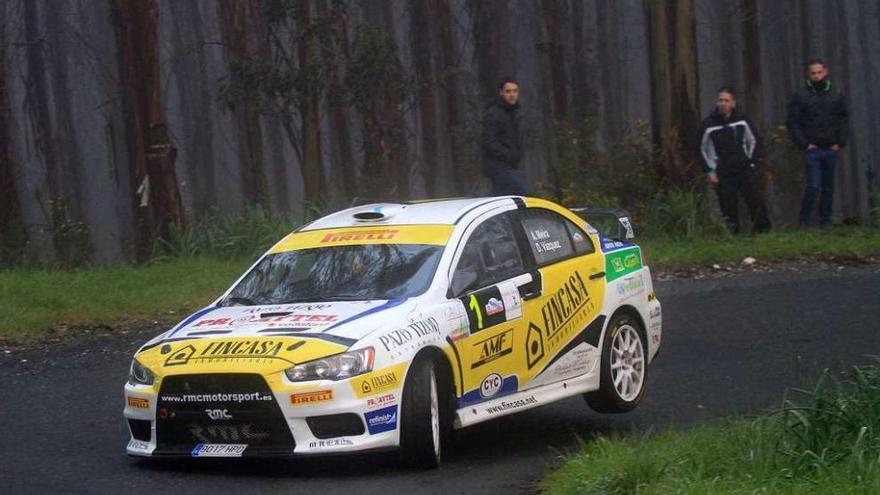 Alberto Meira negocia una curva al volante de su Mitsubishi Lancer EVO X en una carrera anterior.