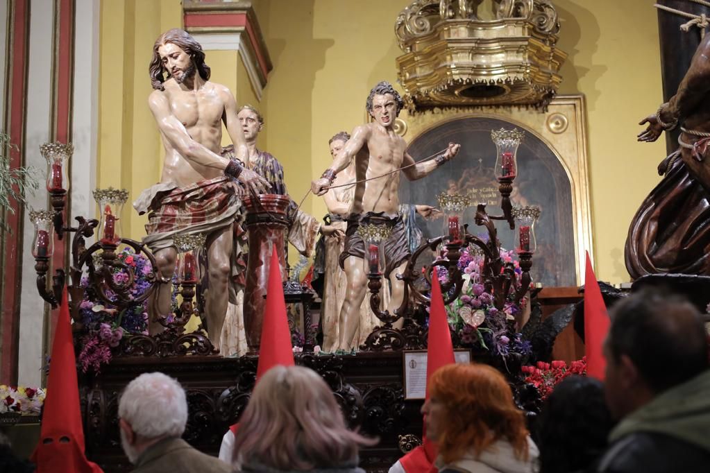 En imágenes | San Cayetano abre sus puertas tras la suspensión del Santo Entierro por la lluvia