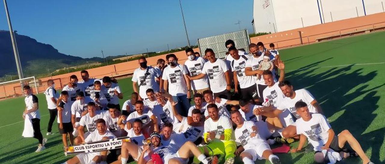 Jugadores, técnicos y dirigentes del CE la Font, a la izquierda, y el Daimús CF, a la derecha, celebran sus éxitos tras ganar sus partidos en Benifairó y Benirredrà. | CE LA FONT / DAIMÚS CF