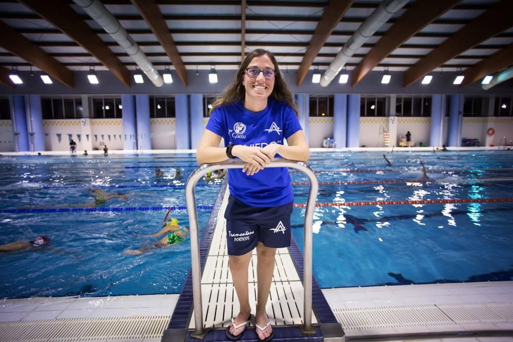 Equipo de natación adaptado en las piscinas del Parque del Oeste.