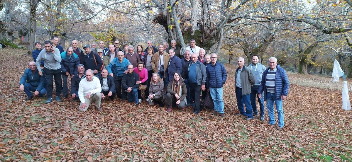 Fotografía de grupo de los participantes en la jornada técnica de la Mesa del Castaño en Hermisende y Rábano de Sanabria