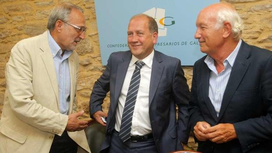 Leiceaga, entre Dieter y Fontenla, ayer en la sede de la CEG. // X.A.