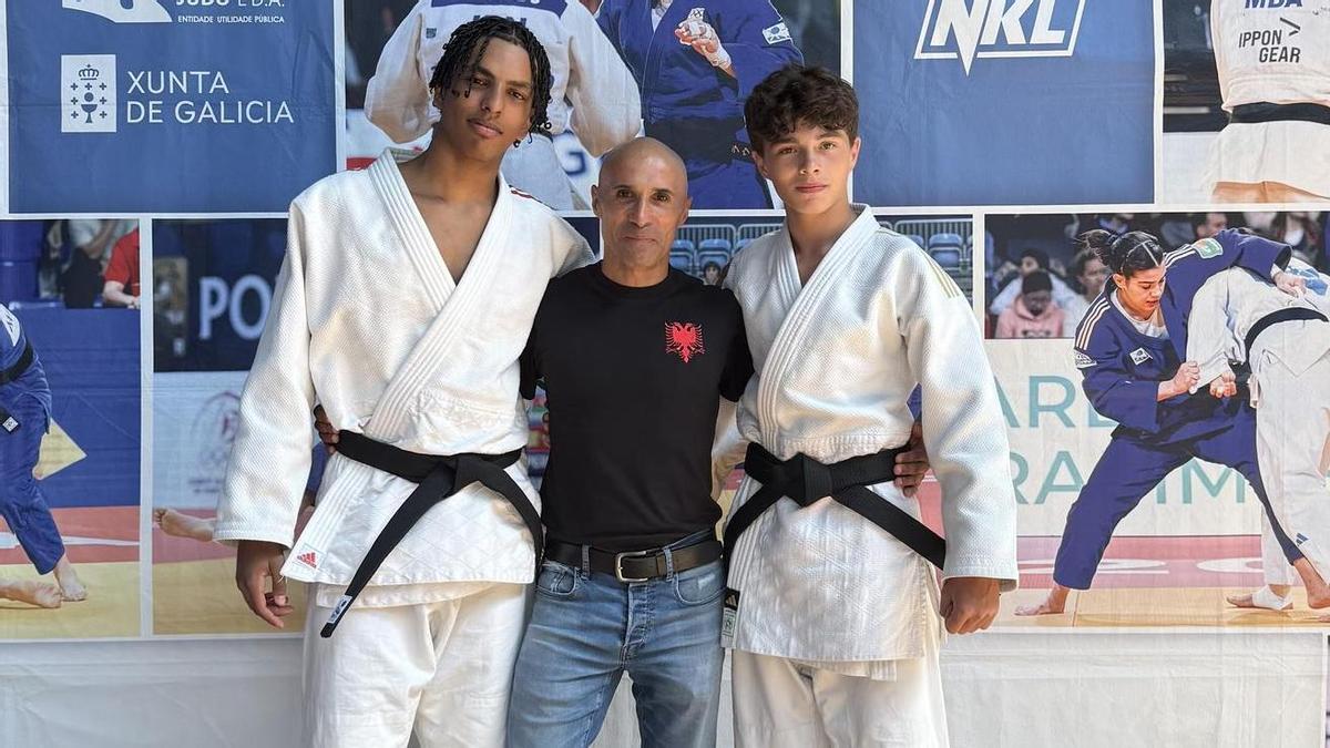 Ambos judokas junto a su técnico.