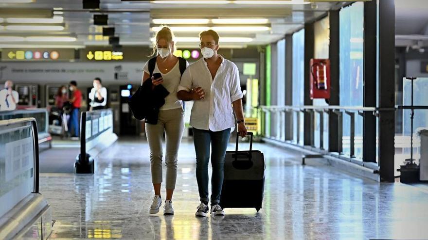 Una pareja en el Aeropuerto de Barajas