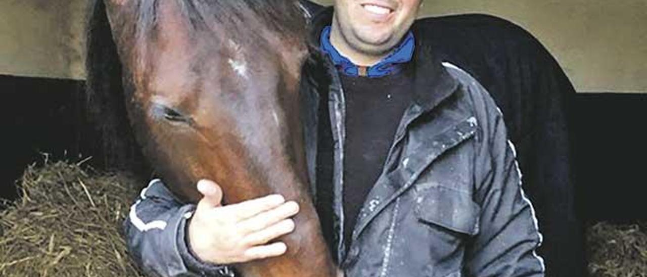 Miquel Mestre con el italiano Testimonial Ok ayer en una de las cuadras de Haras de Ginai.