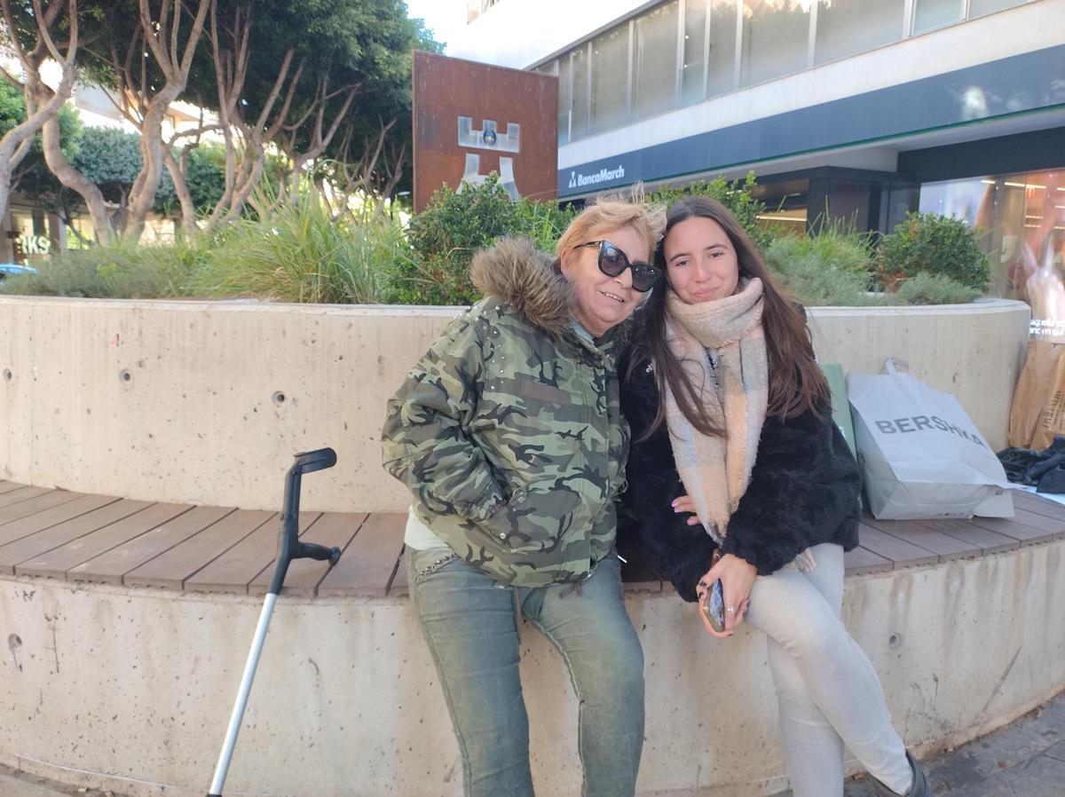 Idoia Meñaka y su hija, Idoia Alarcón, se toman un descanso después de las primeras compras.
