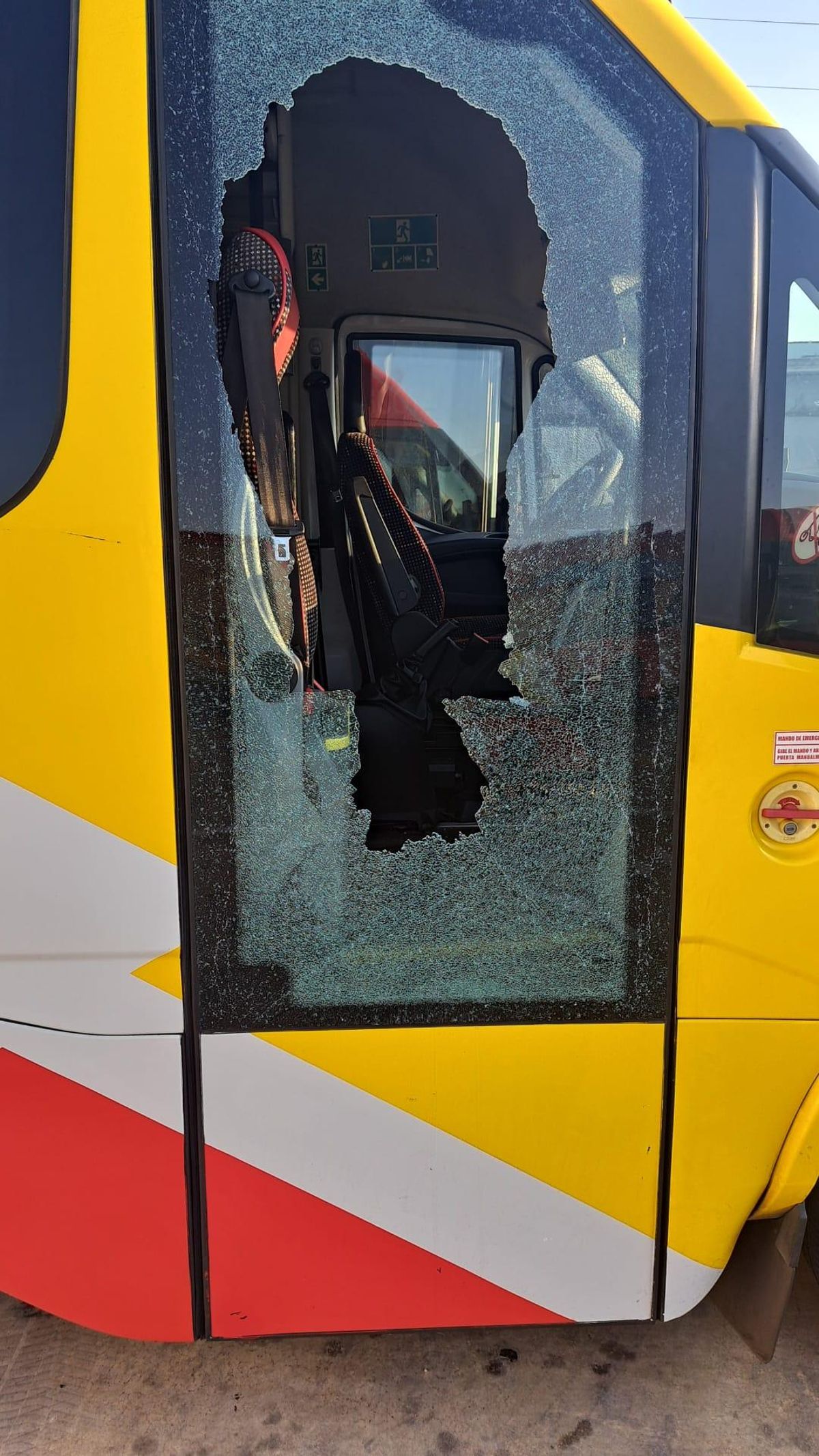 Uno de los autobuses del TIB que han sufrido daños por las pedradas en Alcúdia.