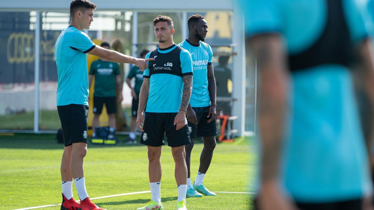 Jorge Cuenta (i), junto a Yeremi Pino (d), en el entrenamiento del Villarreal CF de este viernes.