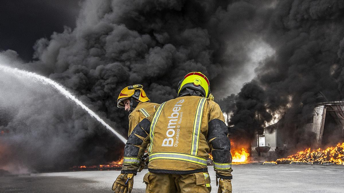 Impactantes imágenes del incendio de la fábrica de San Vicente del Raspeig