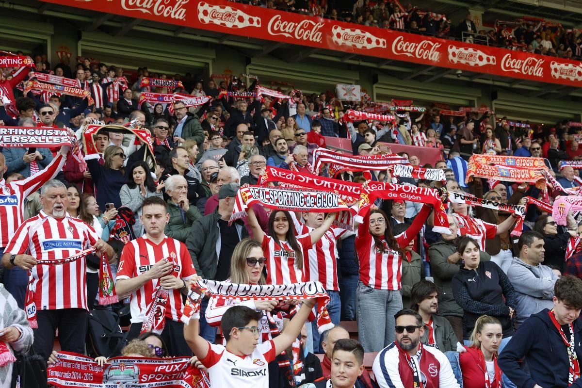 Aficionados en el Sporting-Cádiz.