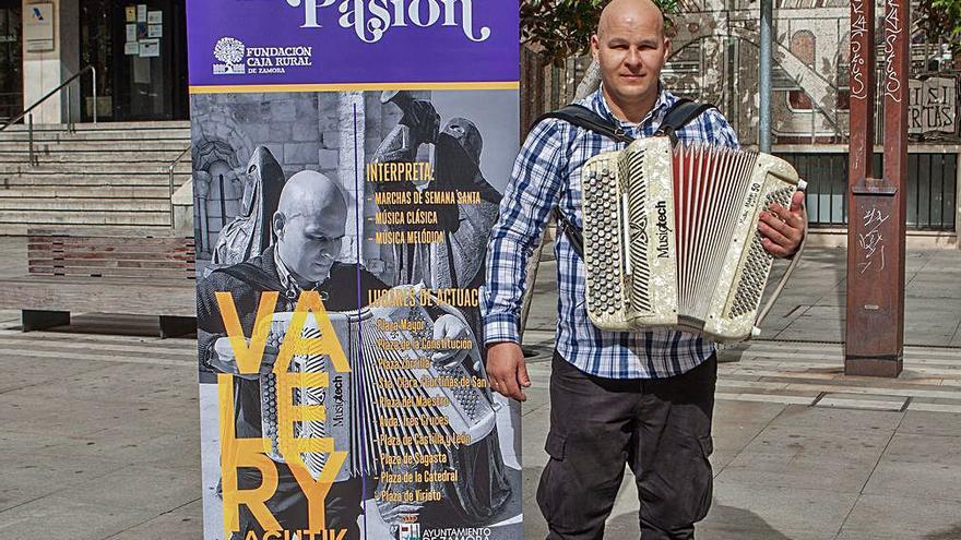 Valery Lagutik posa con su acordeón.