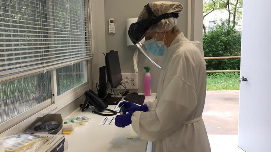 Una infermera preparant una PCR