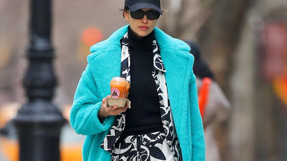 Irina Shayk, con abrigo de pelo azul en Nueva York