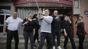 A CORUÑA, 22/12/2022.- Los trabajadores de La Parrillada El Gaucho Díaz I celebran haber vendido El Gordo, el número 05490, este jueves en A Coruña. EFE/ Cabalar