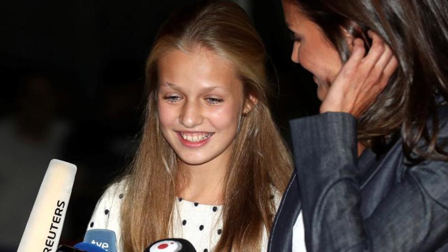 La Princesa Leonor y doña Letizia visitan al rey Juan Carlos.