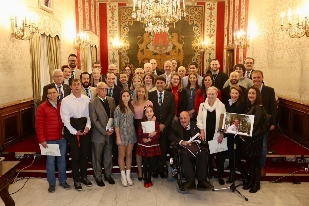 Foto de familia, junto a los miembros de la Corporación alicantina