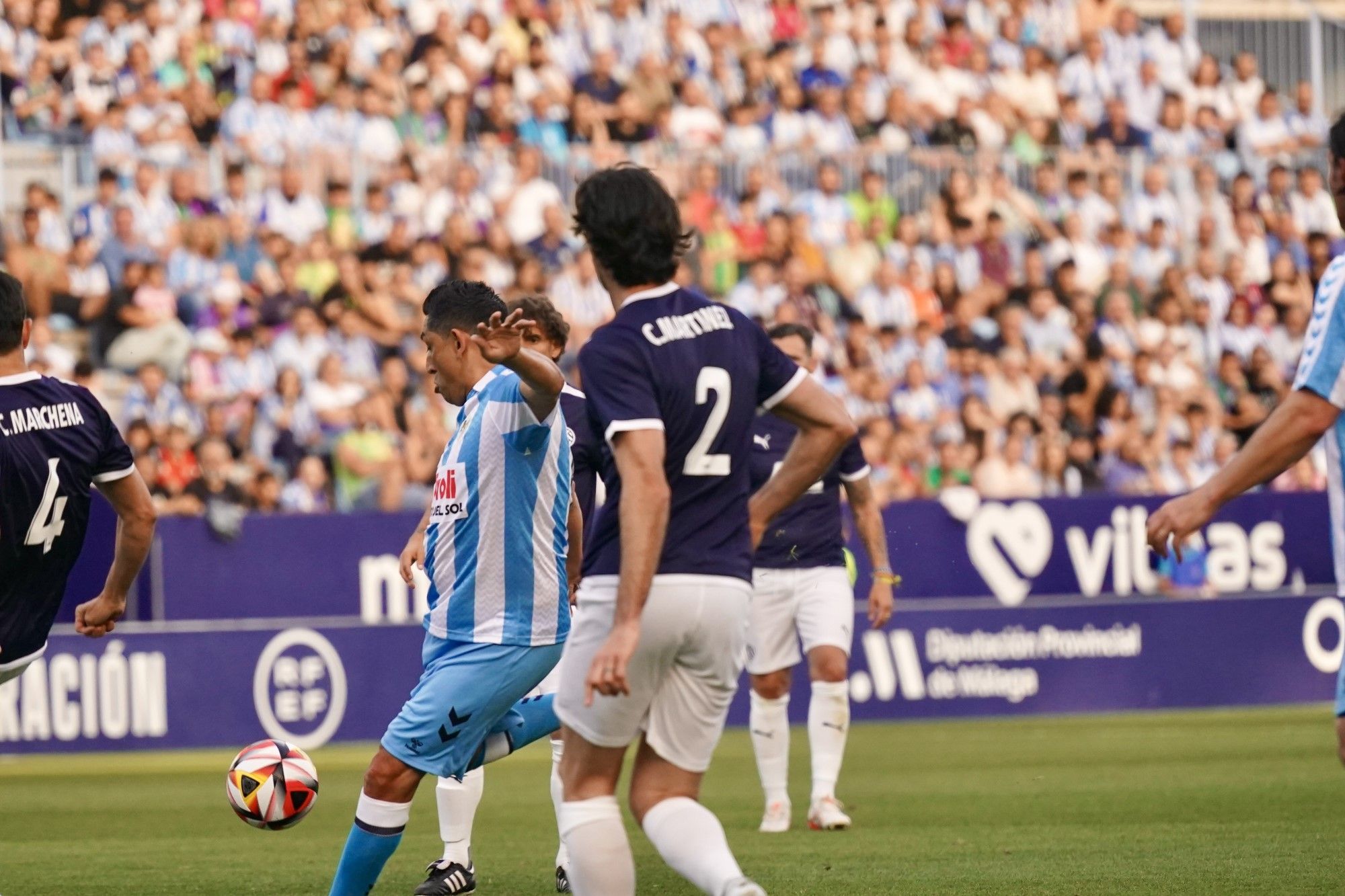 Las leyendas del Málaga CF vuelven a pisar el césped de La Rosaleda